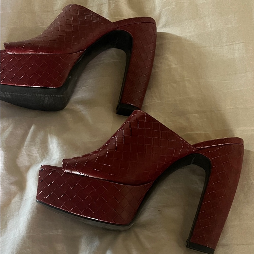 Elegant Red Woven Mules - Picture 4 of 9